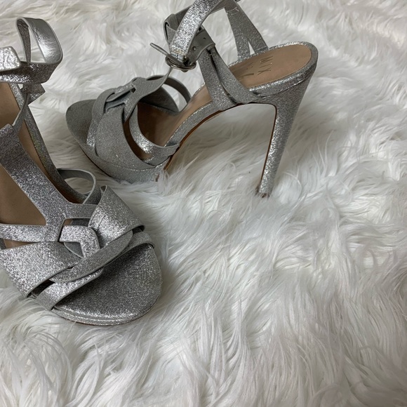 SPARKLY! Comfortable Silver Glitter Platform Heels - Picture 4 of 4